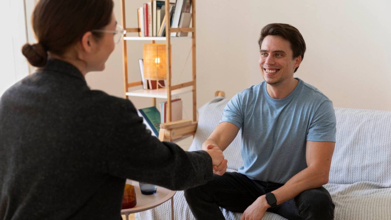 A man meeting with a therapist during TRICARE rehab in Austin, TX.