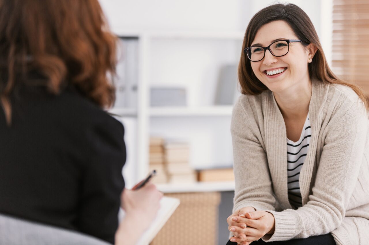 A woman discusses inpatient vs outpatient rehab with her therapist.